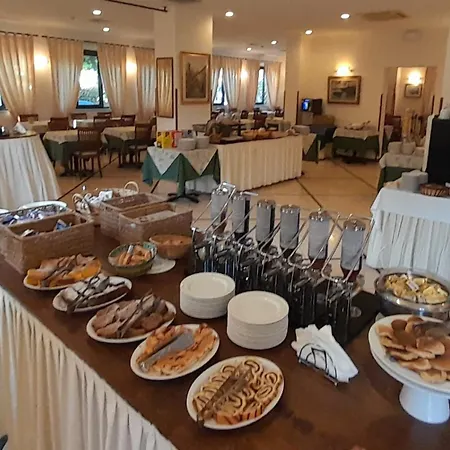 Отель Flores Марина-ди-Пьетрасанта